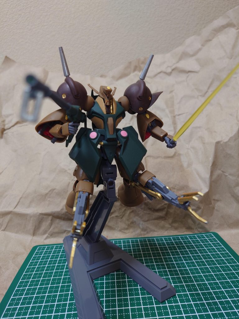 中のフレームに一部金色入れたいと思い塗りましたがどんどん剥げていってます。それもひとつの味だと思うことにしました。