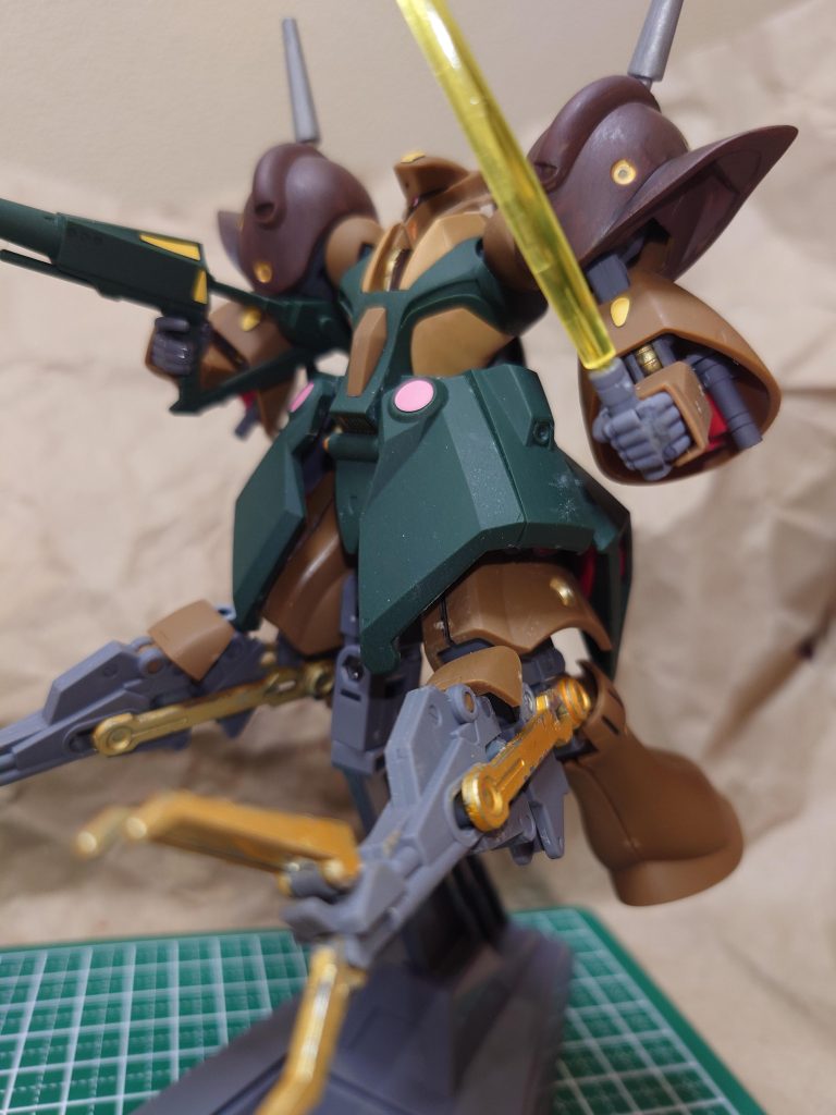 ハンドパーツポロリしやすいとは聞いていましたが、窪みの部分から砕けました。接着剤で、無理やりくっつけてます。ライフルのハンドパーツも、ポロポロ外れるので、親指カットして角度を変えて無理やり接着しています。 技術も道具も、スペースもないのでこのあたりが今のところ限界です。 でも、いつかオリジナルを目指したいです。