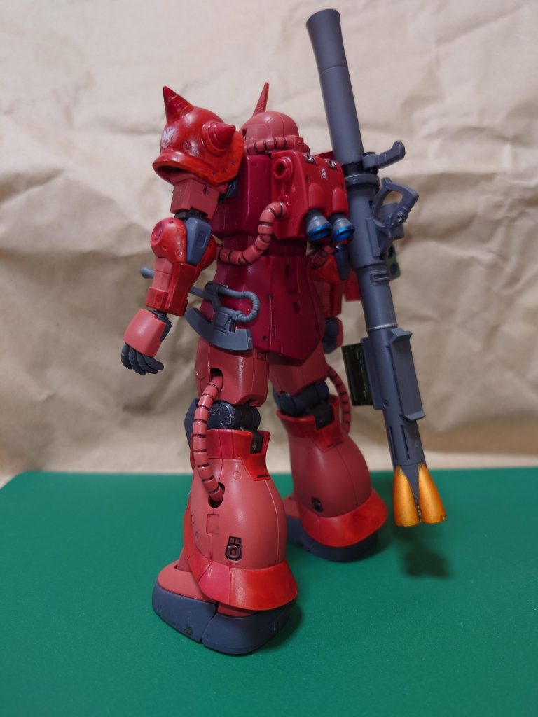 背面。バーニアの中を青くしています。あと、バズーカもちょっとだけ塗装。