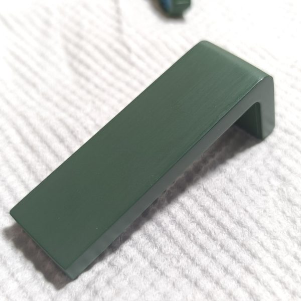 水色部分のパーツ筆塗ってみました。(一部抜粋)ほとんど色が乗り切らなかったっすねぇ…。表面の質感はきれいなんすけどねぇ…。だいぶ乾燥させたんでもっかい重ねてみますん。(gandam-hand2)（2枚目）