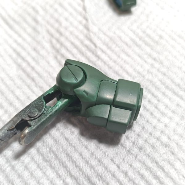 水色部分のパーツ筆塗ってみました。(一部抜粋)ほとんど色が乗り切らなかったっすねぇ…。表面の質感はきれいなんすけどねぇ…。だいぶ乾燥させたんでもっかい重ねてみますん。(gandam-hand2)（3枚目）