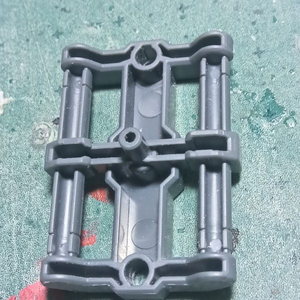 ギラドーガや陸戦型サザビーのシールドに付いてるシュツルムファストがカッコ良くて羨ましかったのでジムのシールドに付けてみましたシュツルムファストはコトブキヤの物を使用しました取り付け基部はバンダイのオプションパーツセットのガトリング砲に付いてくるパーツなんですが、この基部パーツは加工無しで取り付け出来ましたもうすでにやってる方がいらっしゃるかもしれないですが、やってみたい方がいたら参考にパワードジムにも取り付けした写真も用意いたしました（キットによっては加工が必要かもしれないのであしからず………）（5枚目）