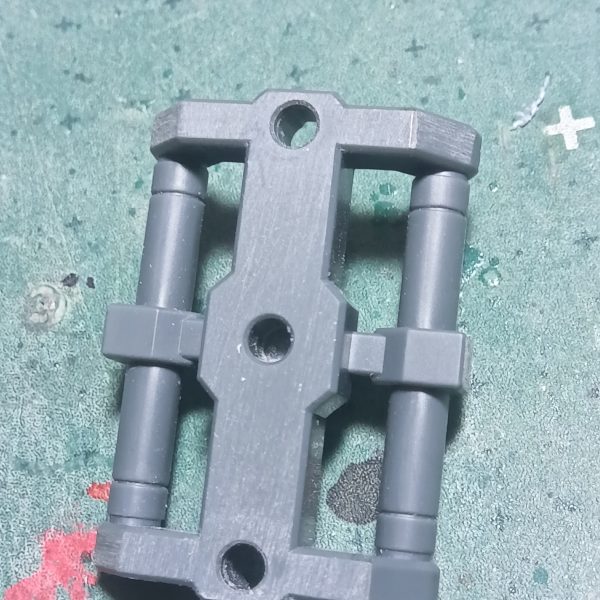 ギラドーガや陸戦型サザビーのシールドに付いてるシュツルムファストがカッコ良くて羨ましかったのでジムのシールドに付けてみましたシュツルムファストはコトブキヤの物を使用しました取り付け基部はバンダイのオプションパーツセットのガトリング砲に付いてくるパーツなんですが、この基部パーツは加工無しで取り付け出来ましたもうすでにやってる方がいらっしゃるかもしれないですが、やってみたい方がいたら参考にパワードジムにも取り付けした写真も用意いたしました（キットによっては加工が必要かもしれないのであしからず………）（4枚目）