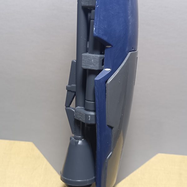 ギラドーガや陸戦型サザビーのシールドに付いてるシュツルムファストがカッコ良くて羨ましかったのでジムのシールドに付けてみましたシュツルムファストはコトブキヤの物を使用しました取り付け基部はバンダイのオプションパーツセットのガトリング砲に付いてくるパーツなんですが、この基部パーツは加工無しで取り付け出来ましたもうすでにやってる方がいらっしゃるかもしれないですが、やってみたい方がいたら参考にパワードジムにも取り付けした写真も用意いたしました（キットによっては加工が必要かもしれないのであしからず………）（3枚目）