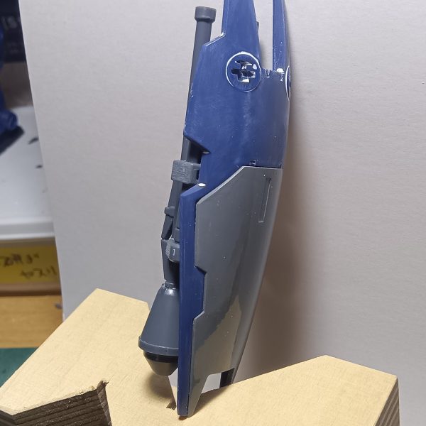 ギラドーガや陸戦型サザビーのシールドに付いてるシュツルムファストがカッコ良くて羨ましかったのでジムのシールドに付けてみましたシュツルムファストはコトブキヤの物を使用しました取り付け基部はバンダイのオプションパーツセットのガトリング砲に付いてくるパーツなんですが、この基部パーツは加工無しで取り付け出来ましたもうすでにやってる方がいらっしゃるかもしれないですが、やってみたい方がいたら参考にパワードジムにも取り付けした写真も用意いたしました（キットによっては加工が必要かもしれないのであしからず………）（2枚目）