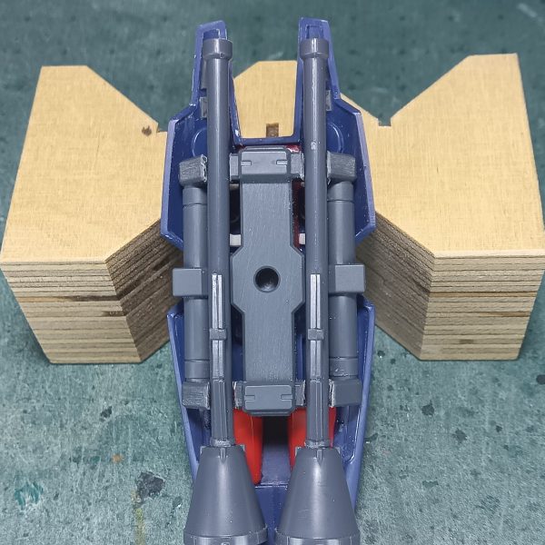 ワタクシこーゆーゴチャゴチャした感じが大好きでして(〃∇〃)ジャンクパーツの供養の意味でもいっぱい貼り付けてやりましたコトブキヤのディテールアップパーツも大量に投入しました見えなくなっちゃうんだけどね（笑）（3枚目）