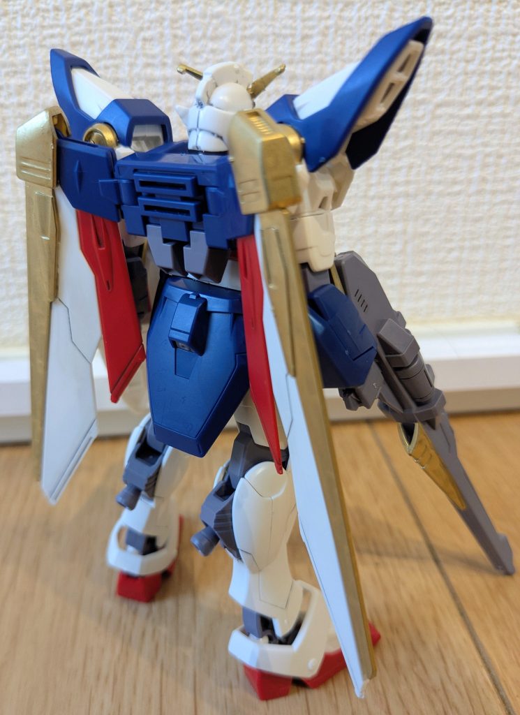 バックショット。ホント羽のゴールドしか塗装してないのにこの色分け、EGってすごいですよね〜