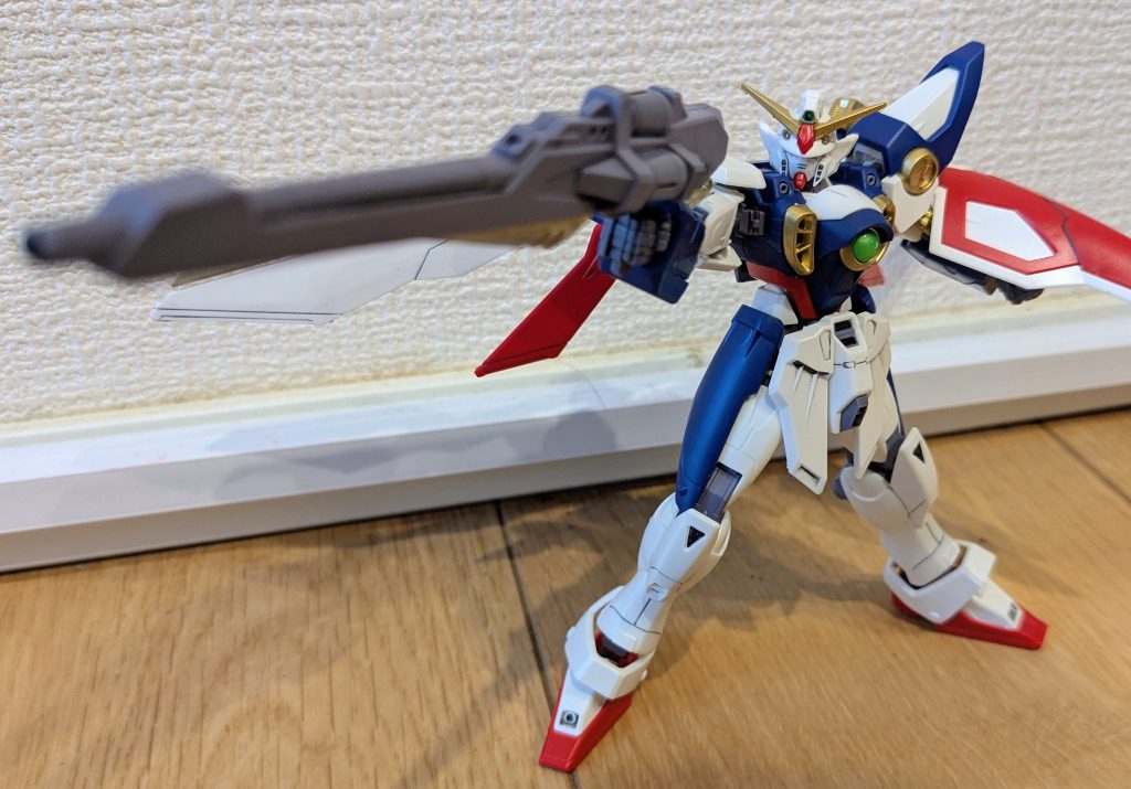 バスターライフルを構えて１枚。可動域も広くて文句なしです。若干硬い、緩いところがありますが、補強すれば大丈夫！黄色部分以外にも、バルカンのとこはゴールドに塗装しました。ゴールド以外には、メインカメラ、リアカメラ、シールド先端をメタリックイエローグリーンで塗装したくらいです。