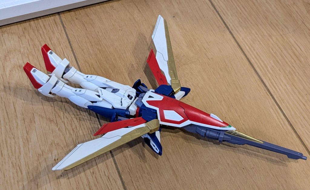 一応それっぽくバードモード。足と腕がもう一息ですが、十分すぎる完成度で満足満足です！ただ、この形態にして元に戻すとき、シールドからバスターライフルを取り外すのが硬くて折れるんじゃないかとヒヤヒヤしました（笑）