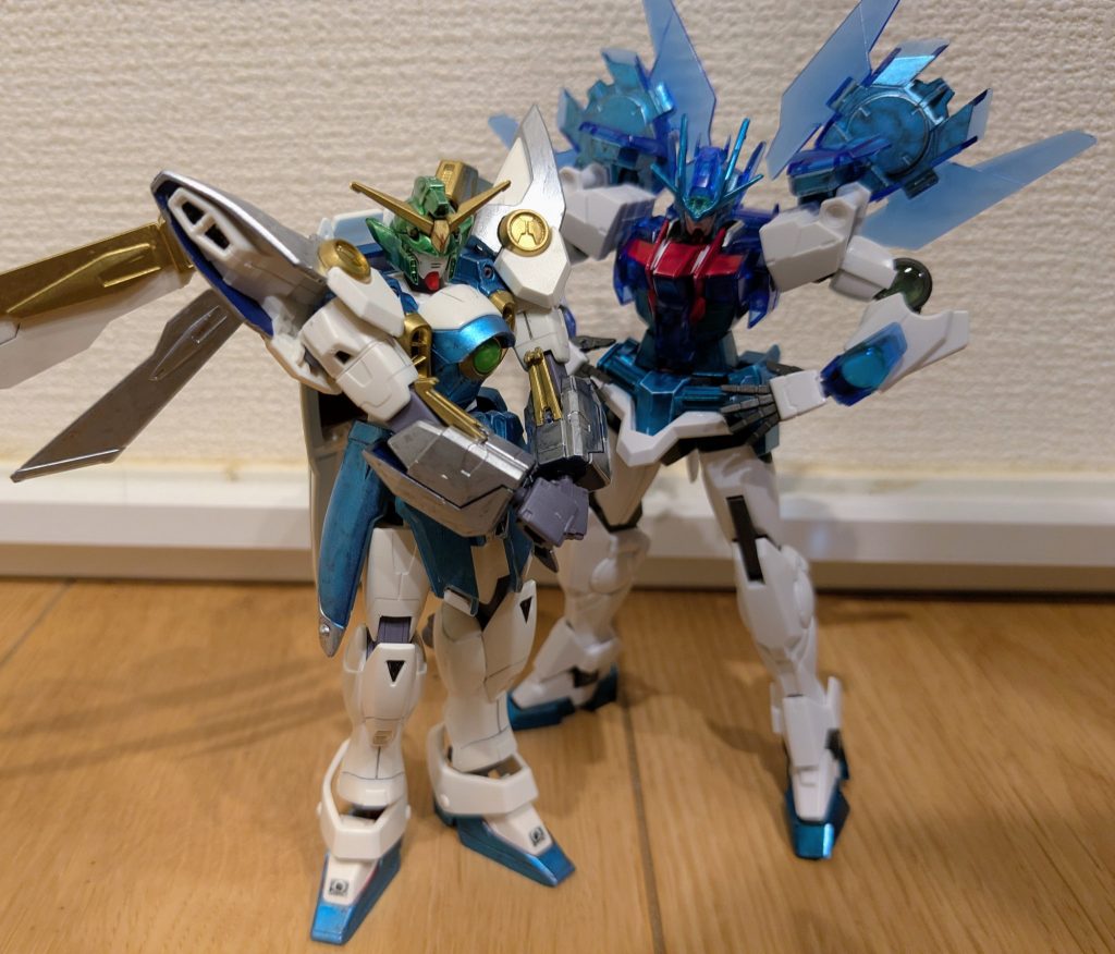 最後に、相方（？）のチルノとツーショットで１枚。大ちゃんはこんな感じのポーズのイメージが強かったのでやってみました。こうやって２機並べてみると、ちゃんとそれっぽくなって良かった良かった！人気の大チルカップリングを作成できて満足満足な今日この頃でした。以上、大妖精専用ウイングガンダムでした！ご覧いただき、ありがとうございました！！