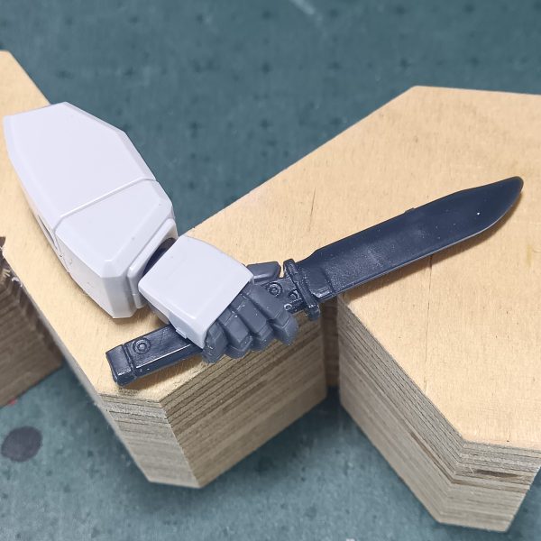 みなさま季節の変わり目で体調を崩してたりしませぬか？ワタクシは豪快に風邪をこじらせまして仕事中は頭痛、鼻水、せきなどに悩まされるもプライベートタイムにプラモデルに集中するとせきは出ない、頭痛も気にならないとゆー、不届き者です（笑）まぁ、プライベートが充実してないと仕事も楽しくないというのが　“骨”　の持論なので許してください（笑）あっ、みなさまどーもコニャニャチワ鼻水全開の不届き者　“骨”　でございますm(_ _)mジムクゥエルのバックパックにジャンクで拾ってきたプロペラントタンク（たぶんＳＤパーフェクトガンダム）をガッチャンコしてみましたタンクの上側はディテールアップしてゴチャつかせたのですが、タンクの下側をどうするか検討中ですリヤスカートにバーニアを仕込んだりしてるので全体的に見るとゴチャゴチャしないようにタンクの下側はなにもしなくても良さそうだし、でもなんか寂しい気もしなくもないこんなときは少し時間をあけて様子を見るかなージムクゥエルやヘイズルのビームサーベルの持ち手は表情のある握り方の手が付いてくるのですが、この持ち方………ナイフの方が似合うと思うのでエヴァのプログレッシブナイフをおごってやりましたナイフのグリップ部分を少し削って合わせましたみなさま体調管理には気を付けて模活を楽しんで下さい（6枚目）