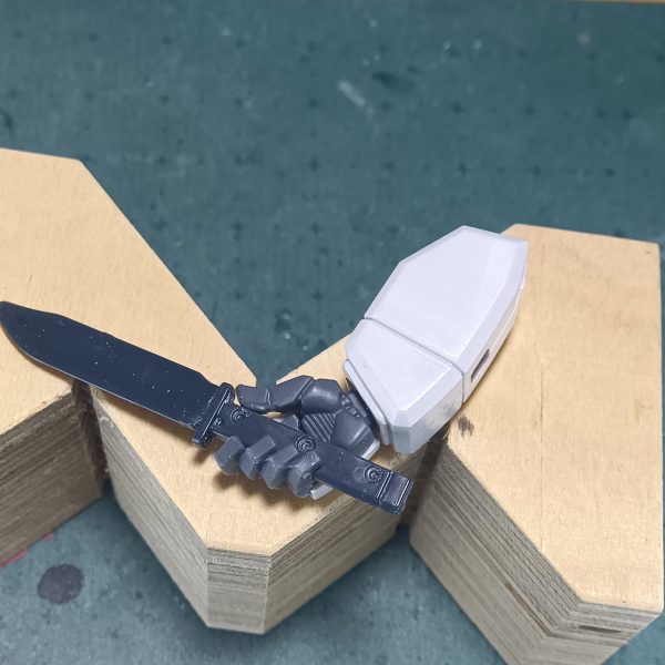 みなさま季節の変わり目で体調を崩してたりしませぬか？ワタクシは豪快に風邪をこじらせまして仕事中は頭痛、鼻水、せきなどに悩まされるもプライベートタイムにプラモデルに集中するとせきは出ない、頭痛も気にならないとゆー、不届き者です（笑）まぁ、プライベートが充実してないと仕事も楽しくないというのが　“骨”　の持論なので許してください（笑）あっ、みなさまどーもコニャニャチワ鼻水全開の不届き者　“骨”　でございますm(_ _)mジムクゥエルのバックパックにジャンクで拾ってきたプロペラントタンク（たぶんＳＤパーフェクトガンダム）をガッチャンコしてみましたタンクの上側はディテールアップしてゴチャつかせたのですが、タンクの下側をどうするか検討中ですリヤスカートにバーニアを仕込んだりしてるので全体的に見るとゴチャゴチャしないようにタンクの下側はなにもしなくても良さそうだし、でもなんか寂しい気もしなくもないこんなときは少し時間をあけて様子を見るかなージムクゥエルやヘイズルのビームサーベルの持ち手は表情のある握り方の手が付いてくるのですが、この持ち方………ナイフの方が似合うと思うのでエヴァのプログレッシブナイフをおごってやりましたナイフのグリップ部分を少し削って合わせましたみなさま体調管理には気を付けて模活を楽しんで下さい（5枚目）