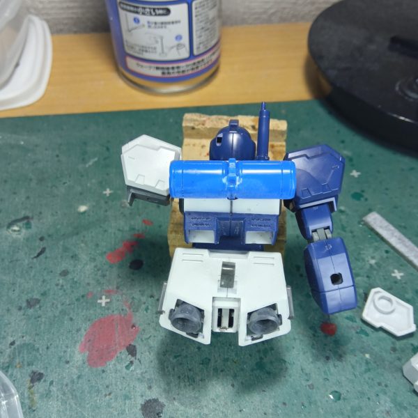 みなさま季節の変わり目で体調を崩してたりしませぬか？ワタクシは豪快に風邪をこじらせまして仕事中は頭痛、鼻水、せきなどに悩まされるもプライベートタイムにプラモデルに集中するとせきは出ない、頭痛も気にならないとゆー、不届き者です（笑）まぁ、プライベートが充実してないと仕事も楽しくないというのが　“骨”　の持論なので許してください（笑）あっ、みなさまどーもコニャニャチワ鼻水全開の不届き者　“骨”　でございますm(_ _)mジムクゥエルのバックパックにジャンクで拾ってきたプロペラントタンク（たぶんＳＤパーフェクトガンダム）をガッチャンコしてみましたタンクの上側はディテールアップしてゴチャつかせたのですが、タンクの下側をどうするか検討中ですリヤスカートにバーニアを仕込んだりしてるので全体的に見るとゴチャゴチャしないようにタンクの下側はなにもしなくても良さそうだし、でもなんか寂しい気もしなくもないこんなときは少し時間をあけて様子を見るかなージムクゥエルやヘイズルのビームサーベルの持ち手は表情のある握り方の手が付いてくるのですが、この持ち方………ナイフの方が似合うと思うのでエヴァのプログレッシブナイフをおごってやりましたナイフのグリップ部分を少し削って合わせましたみなさま体調管理には気を付けて模活を楽しんで下さい（4枚目）