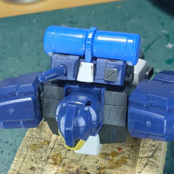 みなさま季節の変わり目で体調を崩してたりしませぬか？ワタクシは豪快に風邪をこじらせまして仕事中は頭痛、鼻水、せきなどに悩まされるもプライベートタイムにプラモデルに集中するとせきは出ない、頭痛も気にならないとゆー、不届き者です（笑）まぁ、プライベートが充実してないと仕事も楽しくないというのが　“骨”　の持論なので許してください（笑）あっ、みなさまどーもコニャニャチワ鼻水全開の不届き者　“骨”　でございますm(_ _)mジムクゥエルのバックパックにジャンクで拾ってきたプロペラントタンク（たぶんＳＤパーフェクトガンダム）をガッチャンコしてみましたタンクの上側はディテールアップしてゴチャつかせたのですが、タンクの下側をどうするか検討中ですリヤスカートにバーニアを仕込んだりしてるので全体的に見るとゴチャゴチャしないようにタンクの下側はなにもしなくても良さそうだし、でもなんか寂しい気もしなくもないこんなときは少し時間をあけて様子を見るかなージムクゥエルやヘイズルのビームサーベルの持ち手は表情のある握り方の手が付いてくるのですが、この持ち方………ナイフの方が似合うと思うのでエヴァのプログレッシブナイフをおごってやりましたナイフのグリップ部分を少し削って合わせましたみなさま体調管理には気を付けて模活を楽しんで下さい（2枚目）