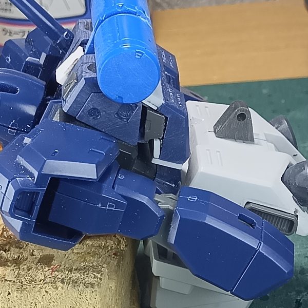 みなさま季節の変わり目で体調を崩してたりしませぬか？ワタクシは豪快に風邪をこじらせまして仕事中は頭痛、鼻水、せきなどに悩まされるもプライベートタイムにプラモデルに集中するとせきは出ない、頭痛も気にならないとゆー、不届き者です（笑）まぁ、プライベートが充実してないと仕事も楽しくないというのが　“骨”　の持論なので許してください（笑）あっ、みなさまどーもコニャニャチワ鼻水全開の不届き者　“骨”　でございますm(_ _)mジムクゥエルのバックパックにジャンクで拾ってきたプロペラントタンク（たぶんＳＤパーフェクトガンダム）をガッチャンコしてみましたタンクの上側はディテールアップしてゴチャつかせたのですが、タンクの下側をどうするか検討中ですリヤスカートにバーニアを仕込んだりしてるので全体的に見るとゴチャゴチャしないようにタンクの下側はなにもしなくても良さそうだし、でもなんか寂しい気もしなくもないこんなときは少し時間をあけて様子を見るかなージムクゥエルやヘイズルのビームサーベルの持ち手は表情のある握り方の手が付いてくるのですが、この持ち方………ナイフの方が似合うと思うのでエヴァのプログレッシブナイフをおごってやりましたナイフのグリップ部分を少し削って合わせましたみなさま体調管理には気を付けて模活を楽しんで下さい（3枚目）