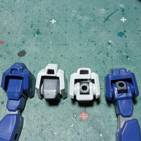以前肩アーマーの後ハメをするために接合面を変更するための工作をしたのですが………https://gumpla.jp/story/25047808クゥエル、ヘイズル、ジャンクとパーツがいっぱいあるので実験的な意味で違う後ハメができるように工作中です肩と肩アーマーをポリキャップとプラ棒で接続できるようにしてみたのですが、ポリキャップをプラ板で囲った部品が厚みが出てしまってアーマーのパーツに収さまりませんでした💧違う接続方法を試してみますボールジョイントで接続できないか後日トライします肩アーマーのダクトは開口にしてやりましたそのうちメッシュの部品貼り付けてやろうと計画中です（6枚目）