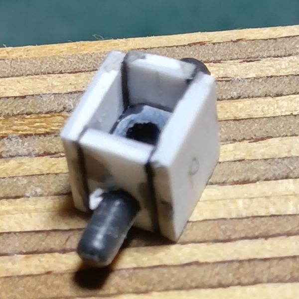 以前肩アーマーの後ハメをするために接合面を変更するための工作をしたのですが………https://gumpla.jp/story/25047808クゥエル、ヘイズル、ジャンクとパーツがいっぱいあるので実験的な意味で違う後ハメができるように工作中です肩と肩アーマーをポリキャップとプラ棒で接続できるようにしてみたのですが、ポリキャップをプラ板で囲った部品が厚みが出てしまってアーマーのパーツに収さまりませんでした💧違う接続方法を試してみますボールジョイントで接続できないか後日トライします肩アーマーのダクトは開口にしてやりましたそのうちメッシュの部品貼り付けてやろうと計画中です（5枚目）