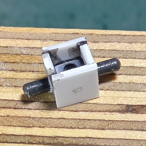 以前肩アーマーの後ハメをするために接合面を変更するための工作をしたのですが………https://gumpla.jp/story/25047808クゥエル、ヘイズル、ジャンクとパーツがいっぱいあるので実験的な意味で違う後ハメができるように工作中です肩と肩アーマーをポリキャップとプラ棒で接続できるようにしてみたのですが、ポリキャップをプラ板で囲った部品が厚みが出てしまってアーマーのパーツに収さまりませんでした💧違う接続方法を試してみますボールジョイントで接続できないか後日トライします肩アーマーのダクトは開口にしてやりましたそのうちメッシュの部品貼り付けてやろうと計画中です（4枚目）