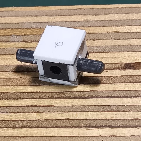 以前肩アーマーの後ハメをするために接合面を変更するための工作をしたのですが………https://gumpla.jp/story/25047808クゥエル、ヘイズル、ジャンクとパーツがいっぱいあるので実験的な意味で違う後ハメができるように工作中です肩と肩アーマーをポリキャップとプラ棒で接続できるようにしてみたのですが、ポリキャップをプラ板で囲った部品が厚みが出てしまってアーマーのパーツに収さまりませんでした💧違う接続方法を試してみますボールジョイントで接続できないか後日トライします肩アーマーのダクトは開口にしてやりましたそのうちメッシュの部品貼り付けてやろうと計画中です（3枚目）