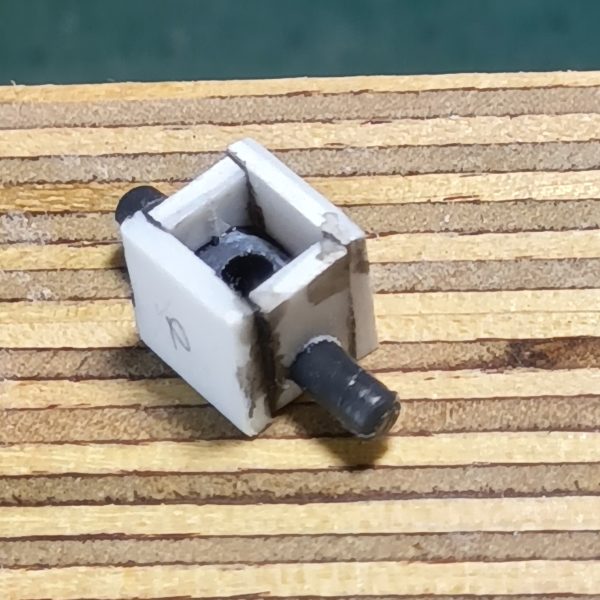 以前肩アーマーの後ハメをするために接合面を変更するための工作をしたのですが………https://gumpla.jp/story/25047808クゥエル、ヘイズル、ジャンクとパーツがいっぱいあるので実験的な意味で違う後ハメができるように工作中です肩と肩アーマーをポリキャップとプラ棒で接続できるようにしてみたのですが、ポリキャップをプラ板で囲った部品が厚みが出てしまってアーマーのパーツに収さまりませんでした💧違う接続方法を試してみますボールジョイントで接続できないか後日トライします肩アーマーのダクトは開口にしてやりましたそのうちメッシュの部品貼り付けてやろうと計画中です（2枚目）