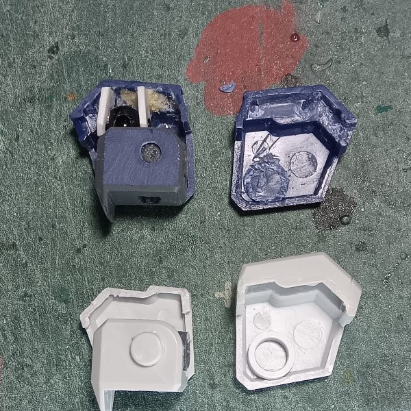 前回　肩アーマーと肩を接続するためにポリキャップを使って挑戦してみて失敗したので、今回は関節技のボールジョイントを使って接続してみましたボールジョイント接続にしたことで最初からあるダボは切り飛ばしてやりましたこのあとディテールアップパーツ等を使って見栄えを良くするのもアリでしょう比較用に撮った写真は上（青い方）は今回のボールジョイント接続です下（白い方）は分割ラインを変更したモノです（3枚目）