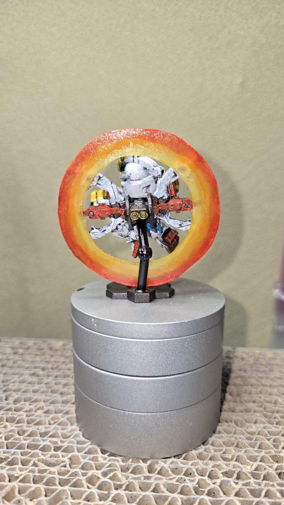 プラバンにフィルムを貼って再現しようと試みるも断念しクリアの赤、オレンジ、黄色で筆塗りしました。