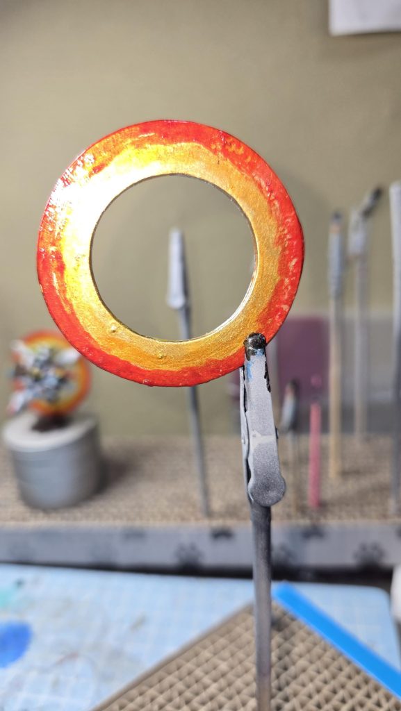 試作3号かな白のプラバンに金色をベースにクリアの黄色、赤、オレンジで塗装したもので作成しました。イロムラが激しくボツにしました😥