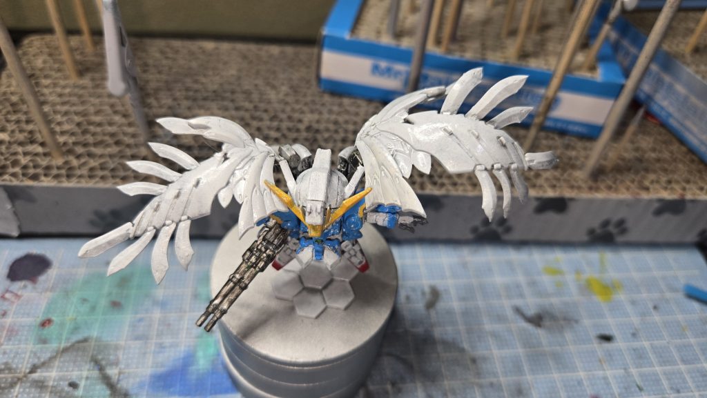 羽根のデザインがちょっと苦手だったのですが作ってるうちに愛着がわいてきました(笑)初の試みとしてスポンジ塗装に挑戦してみました(gundam-kao5)ホワイトの部分だけですが😁