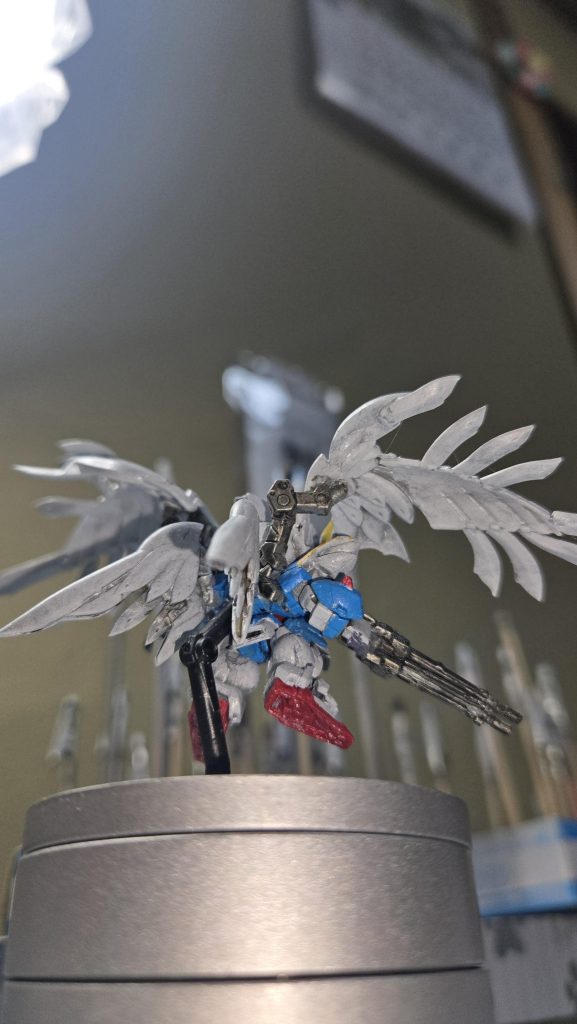 お気に入りのアングルです。因みにベースの塗装はアクリジョンのエアクラフトグレーをサフ代わりにし次にシルバーを塗りその後から塗り分けました！ホワイトがメタリック風に成ればという狙いだったのですが…分かりズライですね(gundam-kao5)