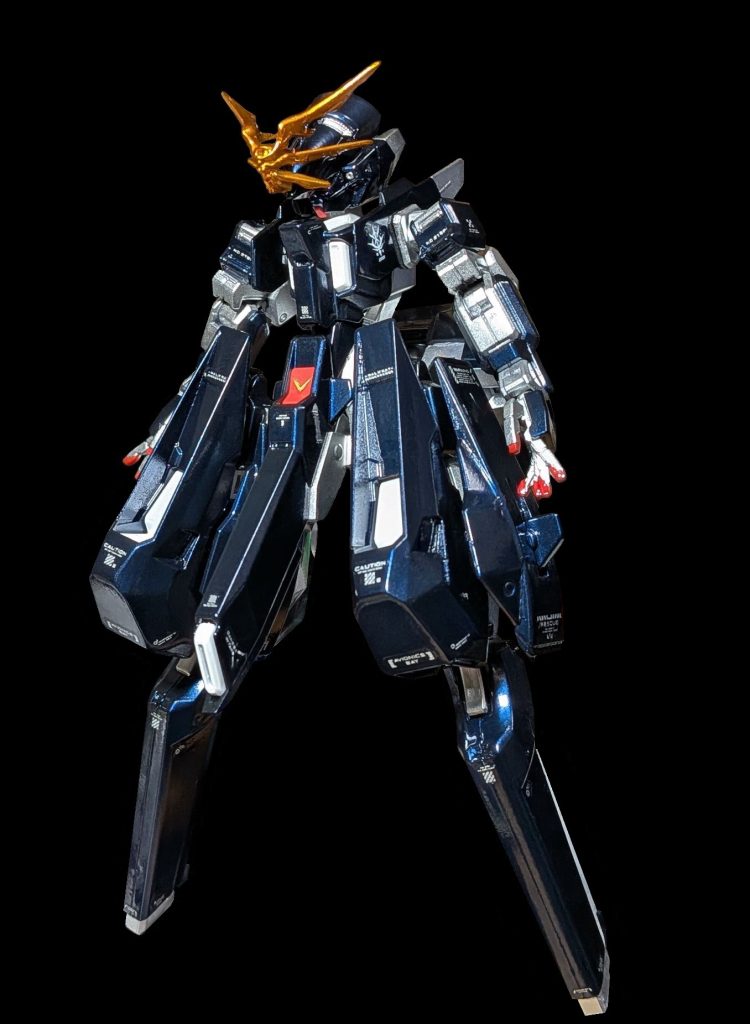 レジオン副総裁であるグロリア様専用機という事でフレームはガイアのメッキクロームシルバー、装甲はプリズムブルーブラックで塗装光沢コートを何層も重ねて磨き上げました反射のせいで撮影が大変でした