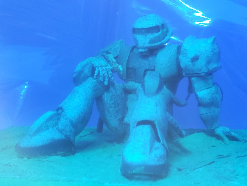 こちらはバックにも青のセロハンを貼り付けて撮った状態戦後ダイビングスポットになったとの設定で