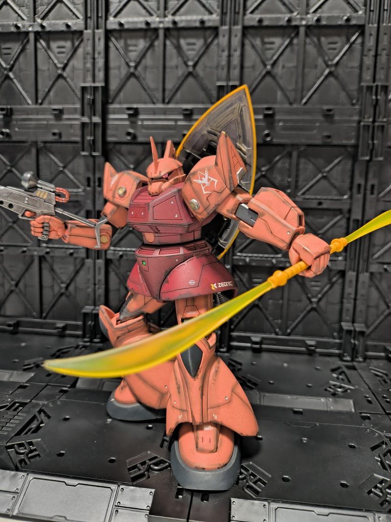 モノアイはHアイズ埋め込み、裏にフォログラムテープを貼り光を拾ってキラっと光る使用にしました😊