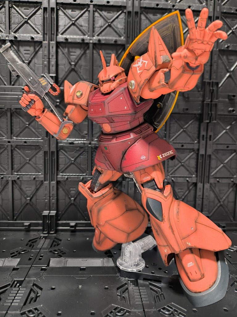 仮組みした時、大丈夫かコイツって思いましたが思った感じに仕上がりました。ゲルググのドシッとした重厚感が好きです😊最後までありがとうございました🙇