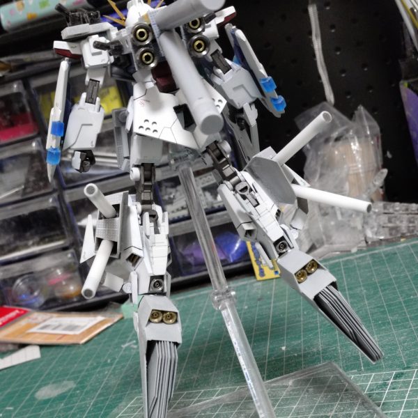 アルゴスユニットの骨組みができました〜。最近あんまりギミック入れてなかったんで今回、実はモリモリにしてます💪こっから肩装甲と武器を作っていきます。11月末の締切には間に合いそうかな😁（5枚目）