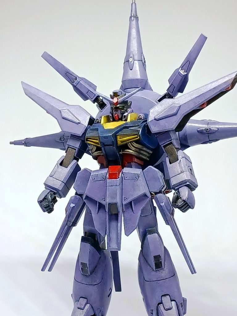 赤いアゴが大きくなり、馬面は解消され、なかなか精悍な顔つきになりました(多分)。