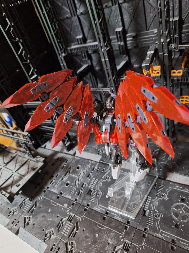 カスタムとして、なんかG-セルフのバックパックを背負わせたいなと思っていたところ、コトブキヤさんのヘヴィウェポンユニット44 エクシードバインダー2 ブラックVerが見た目的にもぴったりじゃね?と思い1セット買って背負わせたらカッケーけどもの足りんとなりました。