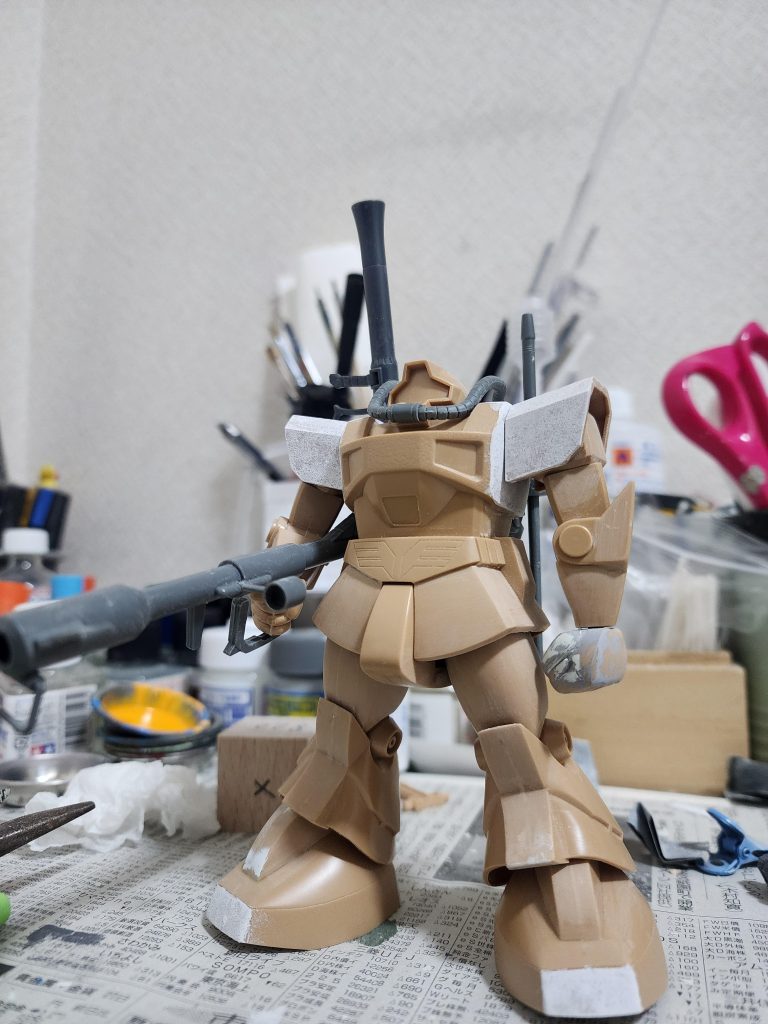 塗装前ですラッカーパテ叩いて鋳造っぽくしてます握りても埋めて彫り込んで作ってますドムの拳は太い方がいいですからね、キットをそのまま使ってます