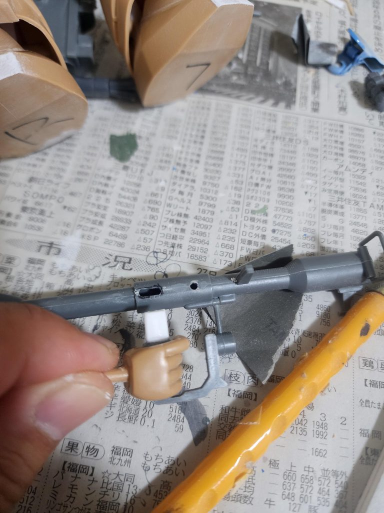 後ハメ加工としてバズーカ持ち手を切り離してプラ板延長で差し込める形にしてます