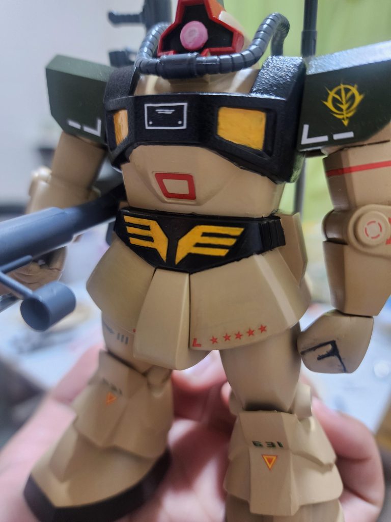 ベルトの翼マークはデカールで仕上げるかと思ったら速攻で敗れたので少しずつ筆塗りの後1000番くらいのヤスリで慣らしてます楽しようとするとダメですね😔