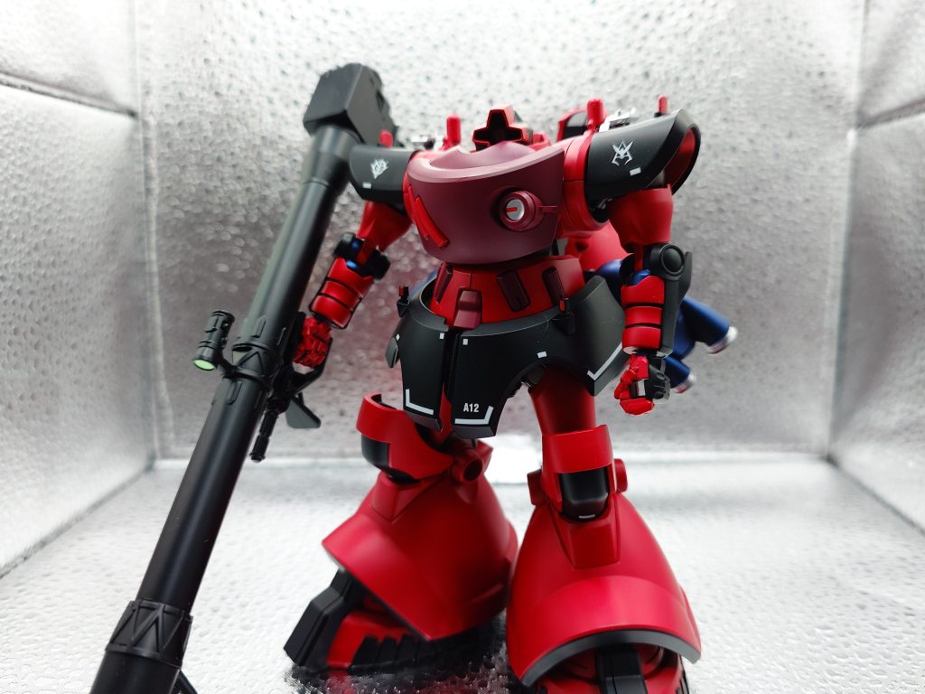 カラーは、サザビーレッド・シャァ専用レッド・ブラックで塗り分けました。