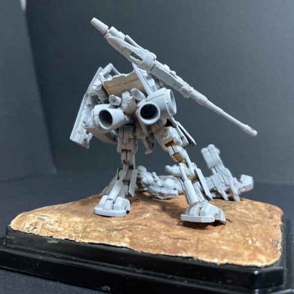 父ちゃん負けてへんでの投稿。笑土壌を100均の石粉粘土で作り水彩絵の具で色付け。ちょっと雰囲気出たかな？ここに砂もってきてまぶそうかなと思ってます。あと、本体とやられ役サフ吹きました。サフもえ〜🤤🤤。いい雰囲気なってきた〜！！（4枚目）
