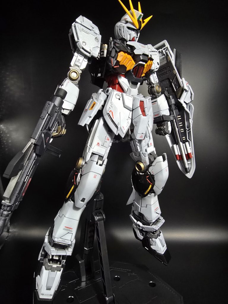 サイコフレーム非発光パーツを一部組み込み塗装してます。