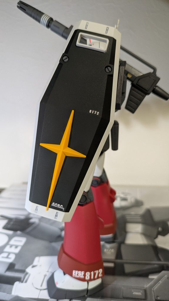 シールドは、この配色と周りを黒にして中を赤にするか最後まで迷いました。