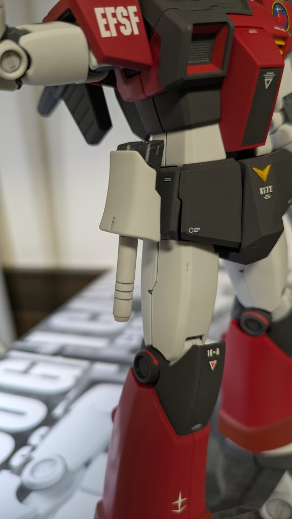 元々は余剰パーツでビームスプレーガンのホルスターを作るつもりでしたが、技術が足らず、もったいないのでビームサーベルラックに作り替えました。