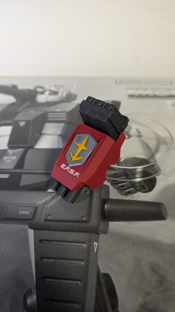 ゲルググ・キャノンを撃墜したので、剥ぎ取った武装をジオン兵に見せつけるように連邦のエンブレムを付けてやりましたよ。