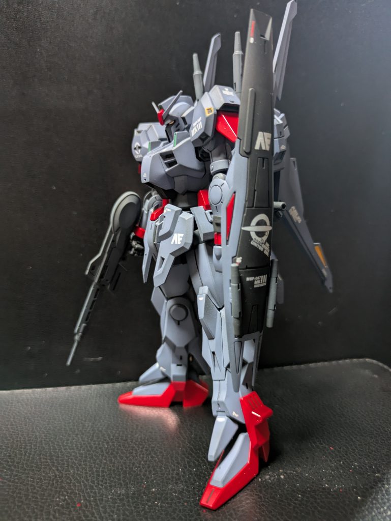 全塗装なんでいろいろ変えようかな?と思ったのですがあえての設定画カラーです。クワトロ機とかアレンジとか考えたのですがやはりこのシンプルカラーリングです。