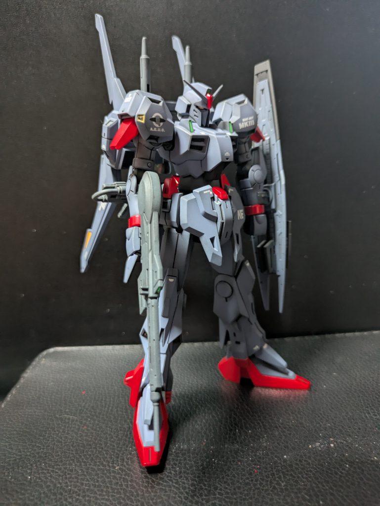 シールドやシルエットから某重戦機さんをイメージしてしまいます。時代的なものなのでしょうか?バスターランチャーが似合うと思います。