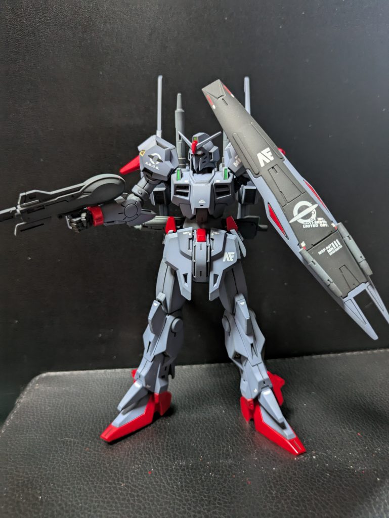 グレー部はマット仕上げ、レッド部はグロス仕上げです。