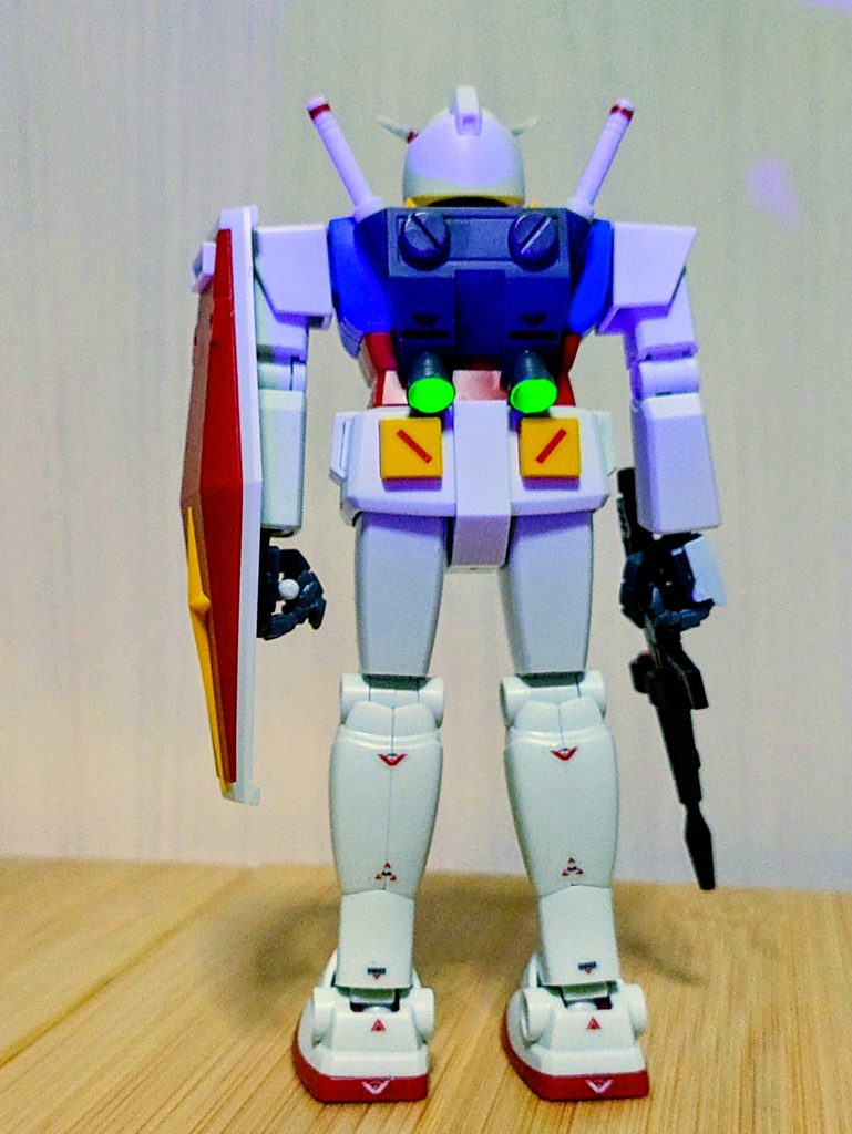 背面は足元だけに抑えてスッキリさせてみました。ランドセルが小学生高学年程に真っ平らのぺしゃんこだったので丸モールド追加とスラスターも追加しました。勿論光りますwあ、、、後頭部のデュイーン塗り忘れました(・・;)