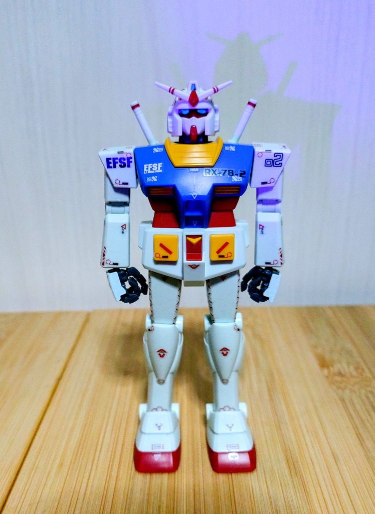 正面は割りと多めに貼ってみました。それと手を替えてみました!!そしてビコーン、、いや、デュイーンは青にしてみました(^^♪メインは山田化学さんの赤シールと白シール。それに数少ない手持ちの連邦系デカール。